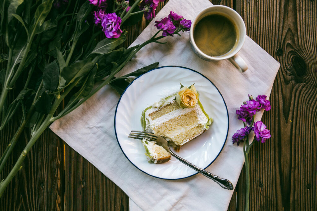 Kaffeetisch mit einem Stück Kuchen und einer Kaffeetasse